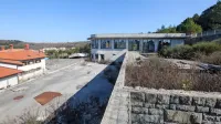Najprej bodo zrušili kapelico, iz katere je Grafist, ko je bilo 
zemljišče še njegova last,  naredil stanovanjsko hišo oziroma 
turistično vilo. 