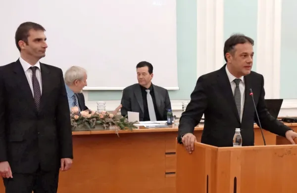 Miklavič (levo) in Arčon ob predaji županske štafete leta 2018. 
Kako se bo spopad med dolgoletnima tekmecema razpletel 
letos?