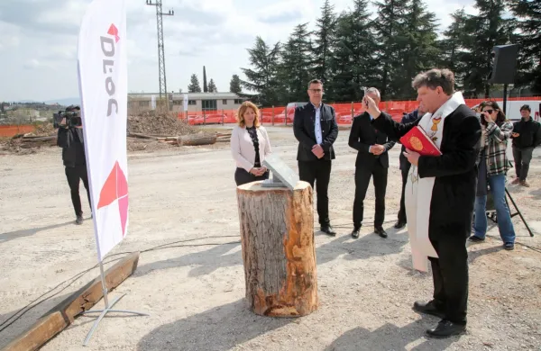 Postavitev temeljnega kamna za novi Deos Center starejših Koper 
je  blagoslovil koprski župnik Primož Krečič.