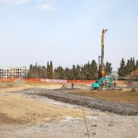 Na gradbišču v  Olmu so začeli pilotirati teren za nov center za 
starejše.
