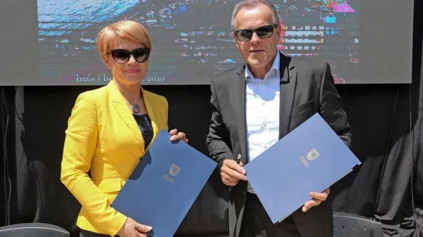 Pivčeva in Markočič ob podpisu dogovora o Ribiškem muzeju, ko 
so se zgodile sporne nočitve v izolskem hotelu Marina.  