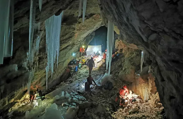 V geološko zelo atraktivni Primadoni temperatura v tem času ne 
presega 4 stopinje Celzija. 