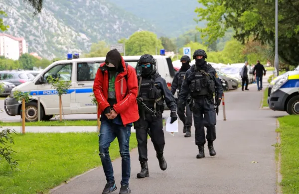 Maja lani so do zob oboroženi policisti sedem prijetih osumljencev zaradi poslov z drogo privedli k preiskovalnemu sodniku novogoriškega 
okrožnega sodišča, ki je nato za pet od njih odredil pripor, kjer so še vedno.
