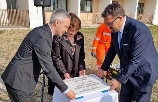 Temeljni kamen so položili ajdovski župan Tadej Beočanin, 
direktorica doma starejših občanov Tanja Stibilj Slemič in minister 
za delo Janez Cigler Kralj. 