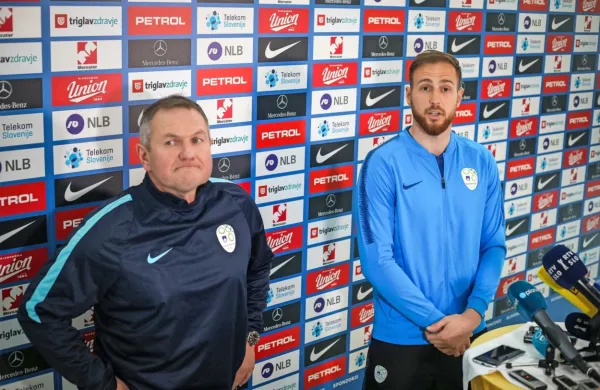 Selektor Matjaž Kek (levo) in prvi zvezdnik reprezentance Jan 
Oblak.