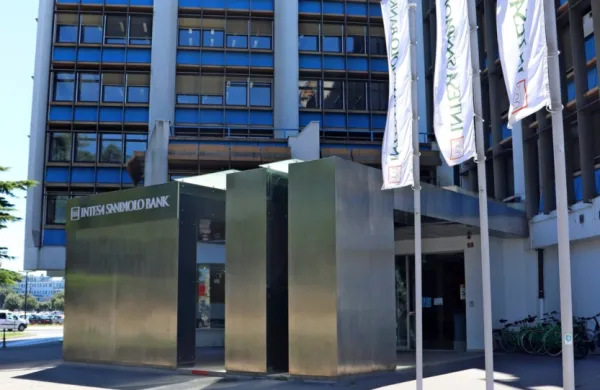 Banka Intesa Sanpaolo je lani povečala tako prihodke  kot čisti 
dobiček.  