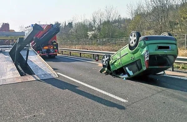 K sreči se voznica, ki je po trku z avtom obstala na voznem pasu, v nesreči ni hudo poškodovala.