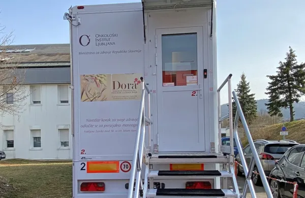 Mobilna enota programa Dora stoji ob Bolnišnici za ženske bolezni 
in porodništvo Postojna.