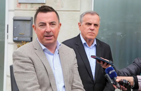 Miha Kozamernik (levo), ki je od Gorenjske banke za dobrih 6,5 
milijona evrov kupil 5,4 hektarja veliko zemljišče na območju  
Merkurja, se je srečal z izolskim županom Danilom Markočičem. 