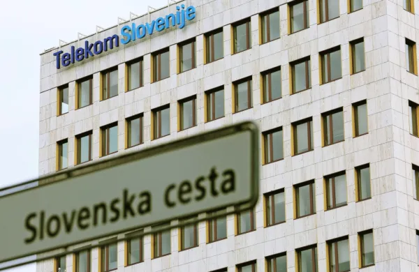 Specializirano državno tožilstvo naj bi pod drobnogled vzelo 
domnevno sporna nakazila, s katerimi naj bi Telekom Slovenije 
financiral televizijo Nova24TV v solasti članov in poslancev stranke 
SDS.