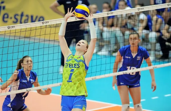 Eva Pavlović Mori (z žogo) ostaja nosilka igre slovenske reprezentance.