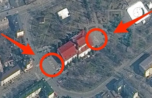 Po bombardiranju  gledališča v Mariupolju, kjer  je zavetje poiskalo več 
kot tisoč žensk in otrok,  ostaja satelitska fotografija   z  rusko besedo  
deti (otroci) v cirilici na dveh straneh stavbe.