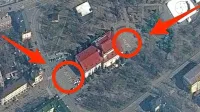 Po bombardiranju  gledališča v Mariupolju, kjer  je zavetje poiskalo več 
kot tisoč žensk in otrok,  ostaja satelitska fotografija   z  rusko besedo  
deti (otroci) v cirilici na dveh straneh stavbe.