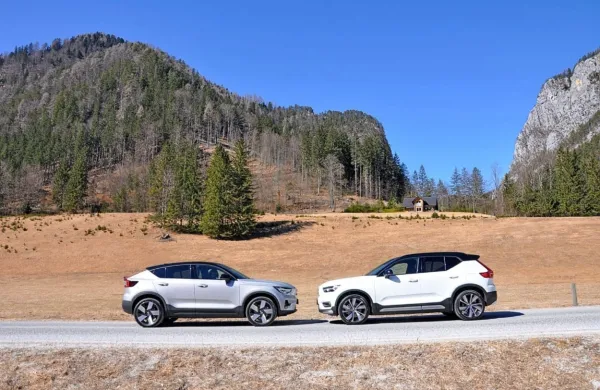 Tako je model XC40 dobil še tretjo pogonsko verzijo, ob njem pa se 
prvič predstavlja tudi njegov kupejevski brat z oznako C40.