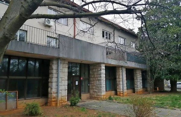 Nekoč je v tej stavbi delovala uprava sežanske bolnišnice, zdaj pa 
jo želijo napolniti z novimi vsebinami.