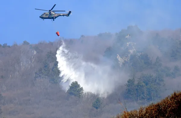 Požar na pobočju Kovka sta pomagala gasiti večji in manjši vojaški 
helikopter, ki sta skupno zabeležila približno 150 odmetov vode.