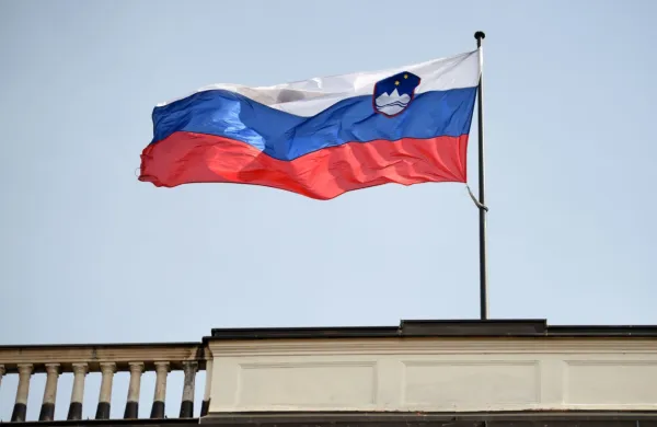 MZZ: Pred veleposlani&scaron;tvom v Kijevu znova plapola slovenska zastava