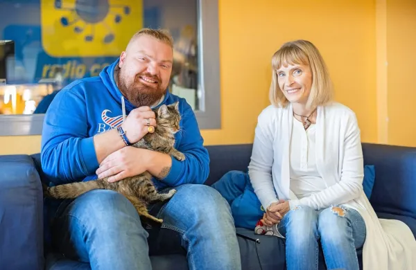 Muca Fatima (po novem Ana) z voditeljem Nejcem Špehom in 
skrbnico Tanjo.