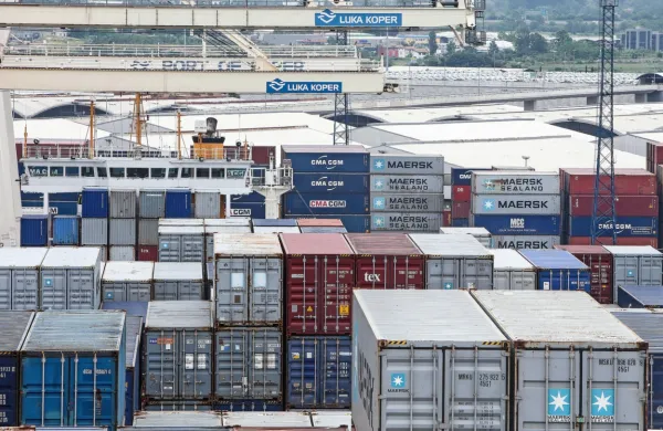Zaradi zasedenosti zalednih skladišč širše v regiji in težav v celotni 
logistični verigi v Luki opažajo predvsem daljše zadrževanje 
kontejnerjev na kontejnerskem terminalu. 