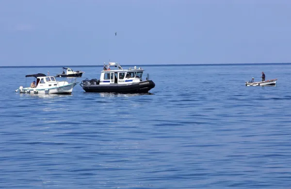 Pomorski policisti  tudi izven turistične sezone redno preverjajo voditelje čolnov. 