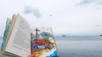  V slovenski književnosti morje buči tudi na vsaki strani Seliškarjeve mladinske klasike  Bratovščina Sinjega galeba.  