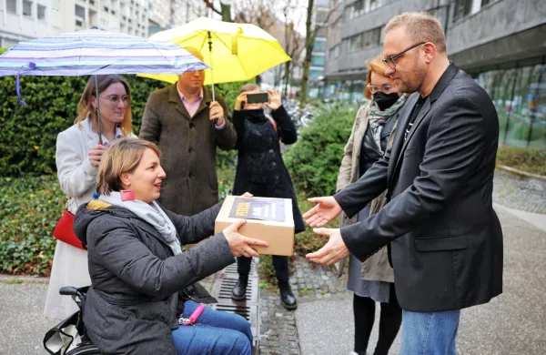 Predstavniki Inštituta 8. marec so danes ustvarjalcem oddaj 
Studio City, Tarča in Tednik v znak podpore predali 40.000 
podpisov.