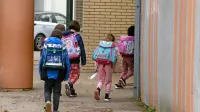 Nad primere, ko starši otrok ne pošiljajo v šolo, bi šli s trimesečnim izplačevanjem socialnih transferjev v naravi namesto v denarju.