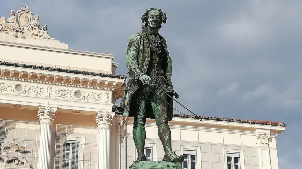Z mirno dušo smemo  sklanjati ime Giuseppe v skrajšani obliki: 
Giuseppe, Giuseppa, Giuseppu itd. Vendar vselej z mislijo, da ni 
prav nič narobe ali pa celo bolj prav, če ga sklanjamo po daljši poti: 
Giuseppe, Giuseppeja, Giuseppeju ...
