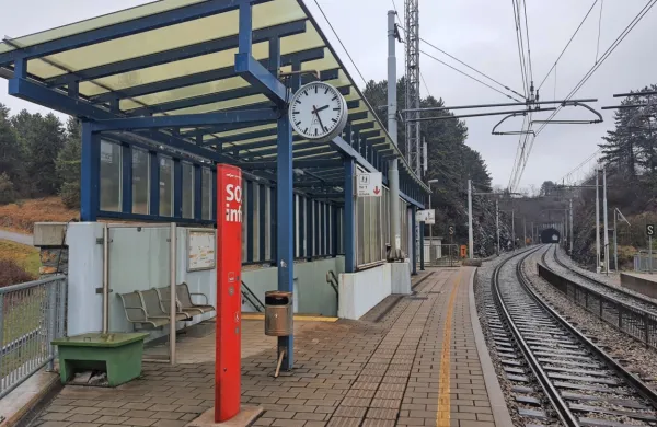   Na železniški postaji v Košani, kjer vlaki zadnjih deset let niso mogli ustavljati, v zadnjih letih vstopi in izstopi 
le približno 70 potnikov mesečno. 