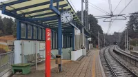   Na železniški postaji v Košani, kjer vlaki zadnjih deset let niso mogli ustavljati, v zadnjih letih vstopi in izstopi 
le približno 70 potnikov mesečno. 