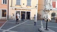 Banka Intesa Sanpaolo bo s koncem aprila zaprla vrata svoje 
piranske poslovalnice.   