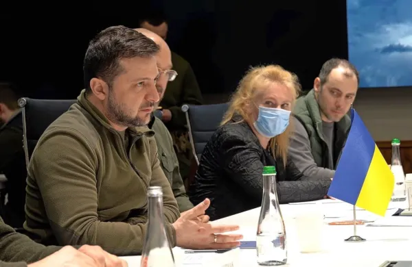  Ukrajinski predsednik Volodimir Zelenski je posvaril, da se ruska 
vojska s premeščanjem pripravlja na silovit napad na vzhodu in 
jugu države. 