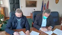  Sežanski župan David Škabar je po več zapletih zdaj  vendarle 
podpisala pogodbo z izbranim ponudnikom, podjetjem Godina.
