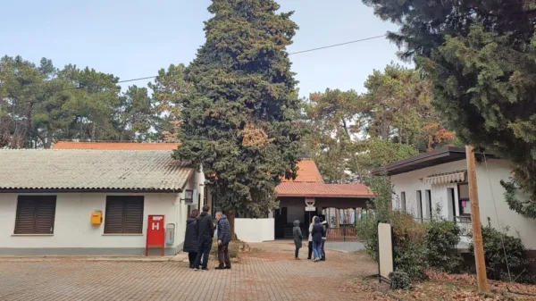 Begunski otroci, ki so nastanjeni  na Debelem rtiču, bodo s 
ponedeljkom začeli obiskovati OŠ Ankaran. 