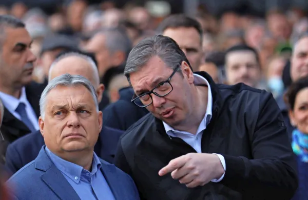O politični usodi zaveznikov Viktorja  Orbana in Aleksandra Vučića 
bodo  jutri odločali madžarski in srbski volilci. Kot napovedujejo 
opazovalci, se jima ni treba bati odhoda v opozicijo.  
