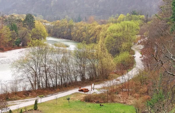 Pešpot je bila v soboto v slabem vremenu skoraj brez obiskovalcev, sicer pa po njej hodi veliko ljud