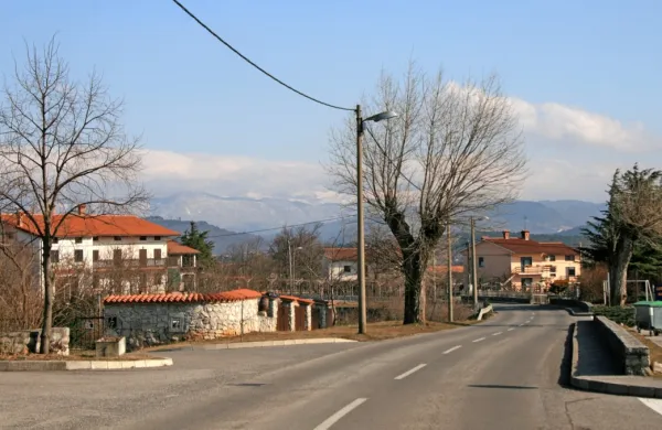 Kobjeglavo je včeraj pretresla novica, da so v starem delu vasi 
našli domnevno umorjenega domačina. (Fotografija je simbolična)