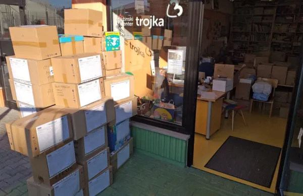 Iz  Medobčinskega društva prijateljev mladine za Goriško je na 
območno enoto Karitas Nova Gorica doslej romalo  že 137 paketov 
pomoči za otroke iz Ukrajine.