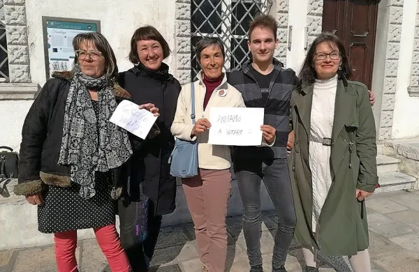 Prostovoljci kampanje Gremo volit so danes v Kopru pozvali ljudi 
k udeležbi na volitvah in k oddaji podpisov v podporo predloga 
zakona, ki ga je pripravil Inštitut 8. marec. 