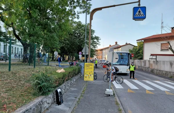 Na občini  tehtajo, ali bi na Šolski ulici uvedli enosmerni promet, ki 
mu stanovalci in KS nasprotujejo. Ker je nevarna točka parkirišče 
pred šolo, naj bi ga preuredili. 