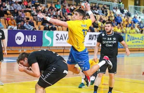 Jaka Moljk (z žogo) je ob težkemu delu na šestmetrski črti proti 
Velenjčanom dosegel en gol.