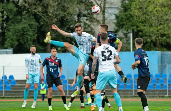 Novogoričani (v svetlejših dresih) so na drugoligaški poti v soboto ugnali še Rogaško. 