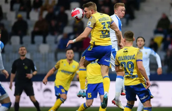 Ivan Novoselec (v skoku) je v Fazaneriji zadel za koprsko vodstvo 
1:0.