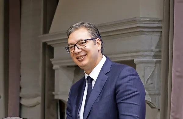 Srbski predsednik Aleksandar Vučić je ponoči že razglasil zmago 
na volitvah, čeprav uradnih rezultatov še ni.