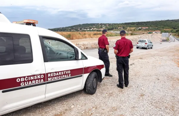 Župani istrskih občin in direktor Policijske uprave (PU) Koper Boris 
Korasa so danes v Kopru podpisali protokol o sodelovanju, s 
katerim bosta PU Koper in Medobčinska uprava Istre okrepili 
medsebojne odnose in nadgradili dosedanje sodelovanje.