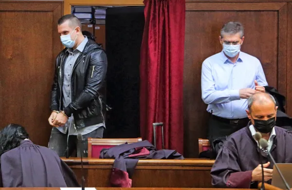 Klemen  Kadivec  (levo) je    preklical  pooblastilo  odvetniku  Dejanu  
Markoviću (na desni   spredaj, za  njim odvetnik  Branko  Gvozdić),  
sodnica  je  zato  postopek  proti  Kadivcu,  enemu  od  domnevnih 
vodij  slovenske  celice  Kavaškega  klana,   začasno  izločila. 