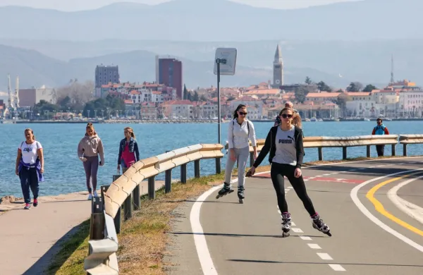 Slovenci so v veliki večini zadovoljni s svojim življenjem na 
splošno, manj pa so zadovoljni z delovanjem demokracije v 
državi.