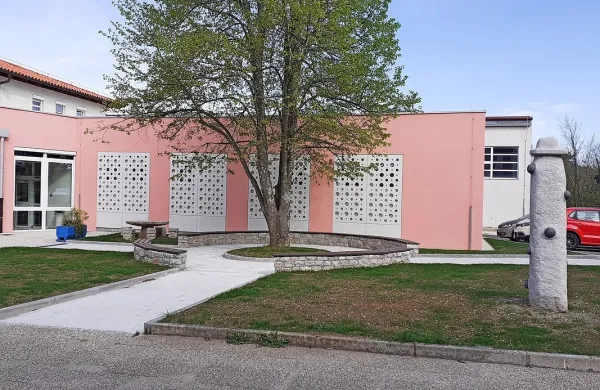 Komenska osnovna šola bo po treh mandatih dobila novo 
ravnateljico. Kdo se bo usedel na čelo šole, pa še ni znano, a za 
stolček se potegujejo tri kandidatke.