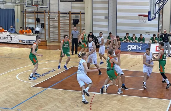 Košarkarji Plame pur (v belih dresih) so doma visoko premagali 
podmladek Olimpije.