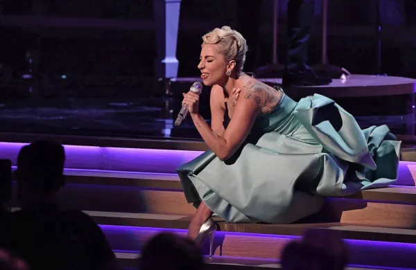 Lady Gaga je navdušila z nastopom, posvečenim 95-letnemu Tonyju Bennettu.